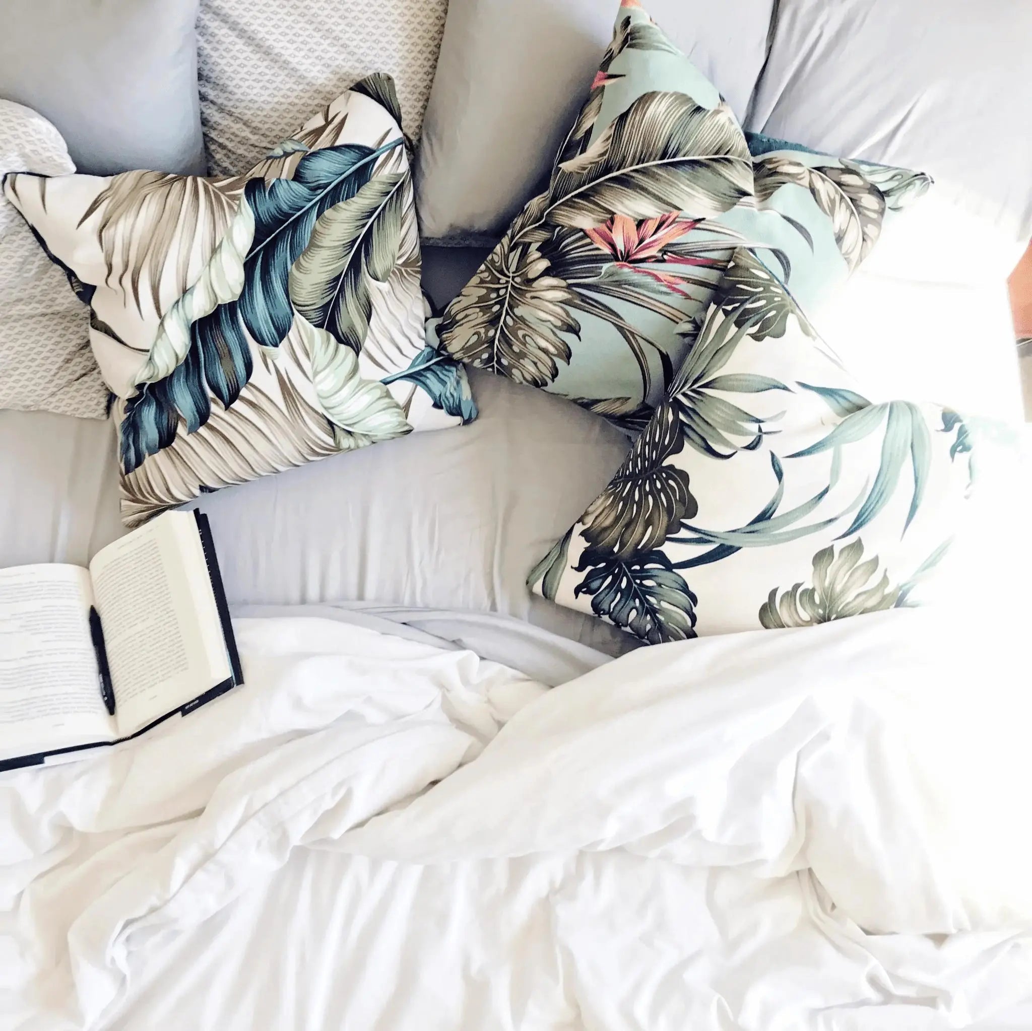 tropical-accent-pillows-576314.jpg
