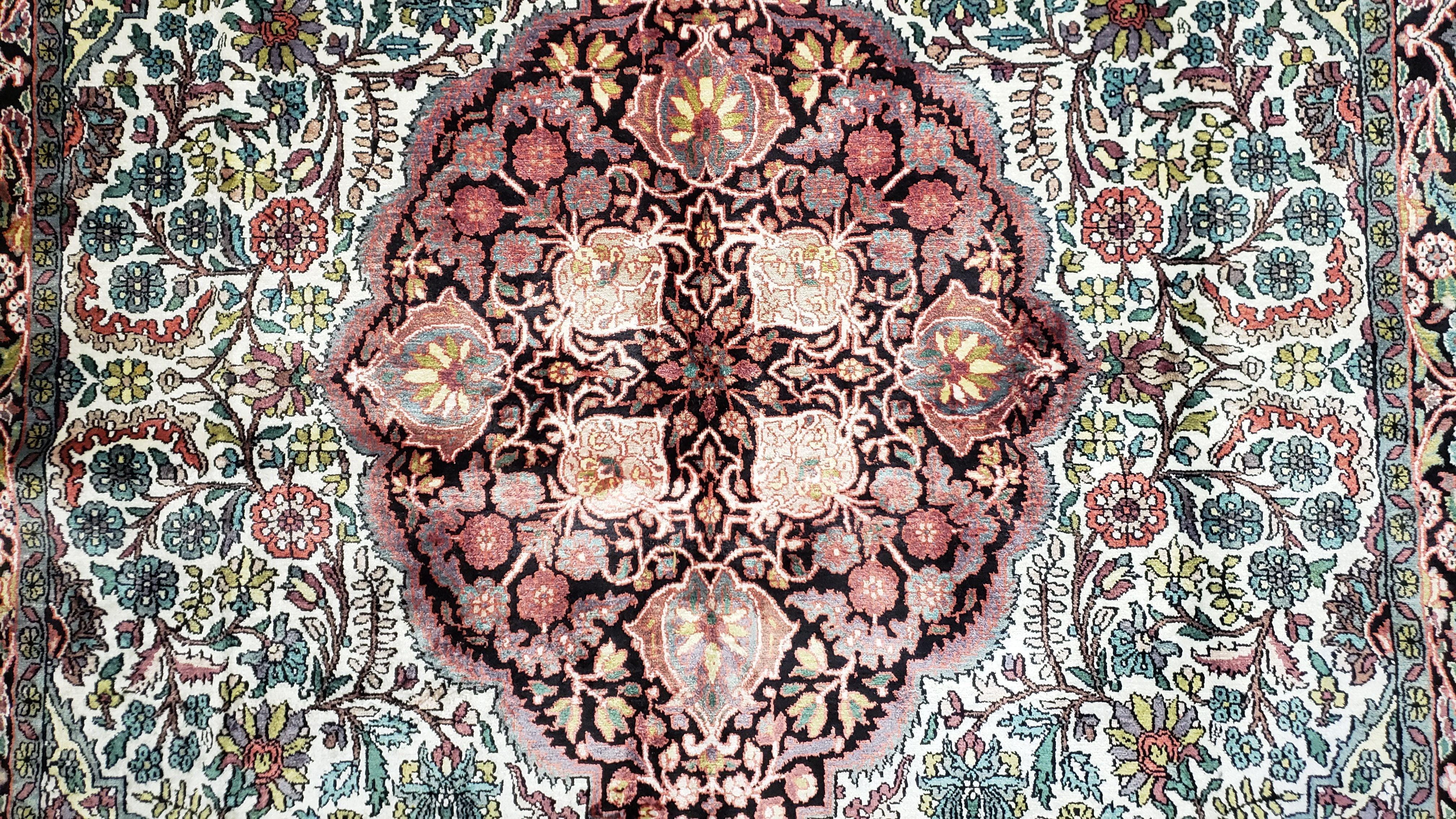 Indian Kashmiri Silk Rug 6x10, Ivory, Floral Medallion