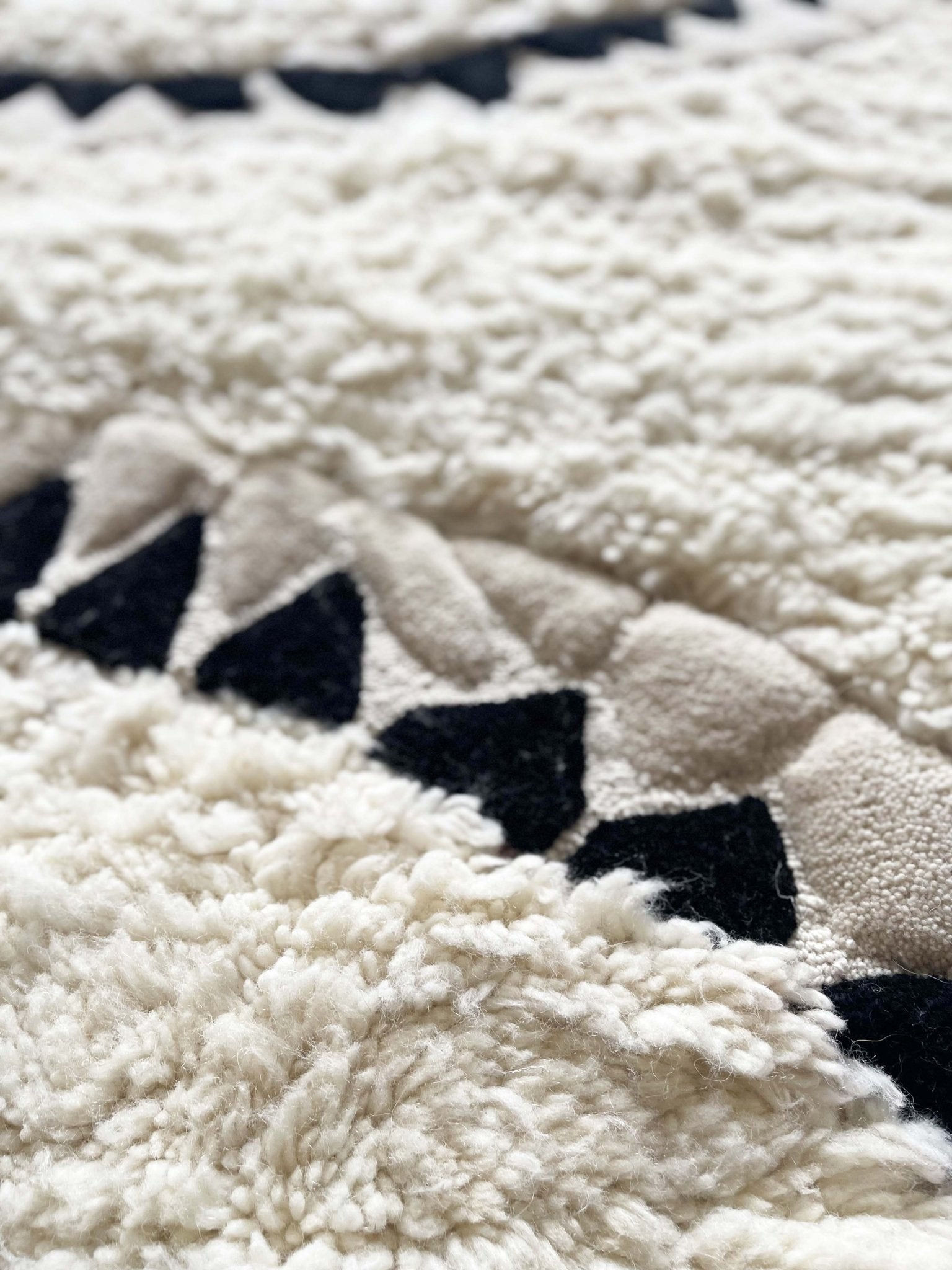 Black & White Serpentine Shag Rug - kidsPinkRugHUNTEDFOX - Black & White Serpentine Shag Rug