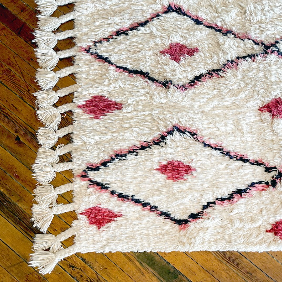 Vintage Moroccan - Inspired Shag Rug with Fringe – Cream and Pink Diamond Pattern - BlackBlack & WhitekidsHUNTEDFOX - Vintage Moroccan - Inspired Shag Rug with Fringe – Cream and Pink Diamond Pattern - BlackBlack & WhitekidsHUNTEDFOX - Vintage Moroccan - Inspired Shag Rug with Fringe – Cream and Pink Diamond Pattern