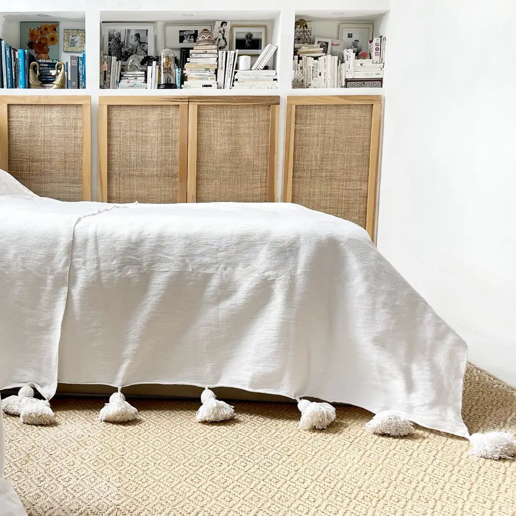 Ivory Blanket With Pom Poms - H U N T E D F O X